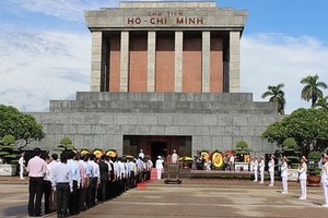 胡志明主席陵晉謁儀式一瞥。（圖源：互聯網）