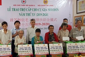 第五郡人委會副主席張庚波與張子諒理 事長贈送禮物給長者。