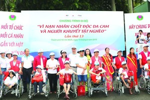 落葉劑受害者獲贈送禮物。