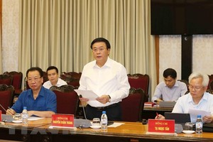 黨中央書記、胡志明國家政治學院院長、中央理論委員會主席、文件小組常務處阮春勝同志（中）主持座談會並發表講話。（圖源：越通社）