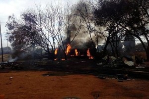 這是8月10日在坦桑尼亞莫羅戈羅省拍攝的油罐車爆炸現場。（圖源：新華社）