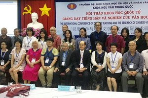 學校領導同國內外與會代表合照留念。