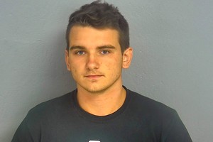 20歲的德米特里‧安德列琴科穿防彈衣拿上膛步槍逛沃爾瑪 ，被控恐怖主義威脅。（圖源：AP）