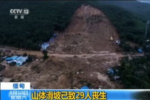8月10日，在緬甸南部孟邦榜鎮區，救援人員在山體滑坡現場工作。緬甸南部孟邦因季風帶來的強降雨引發山體滑坡，導致死亡人數上升至29人。（圖源：新華社）