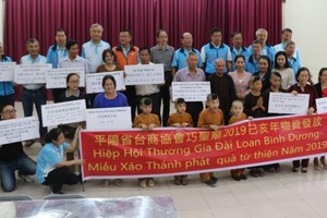 巧聖廟在祭拜後舉行禮物派發儀式，將全部分發給平陽、同奈、西寧、平順等省、頭頓市、胡志明市及守德郡等35個慈善單位。