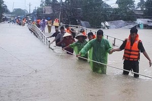 應急救援隊將受災民眾護送到適當處所。（圖源：H.SOI）