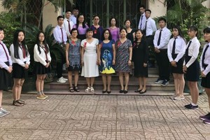 福中外語中心校委、老師與應屆高中生合照。