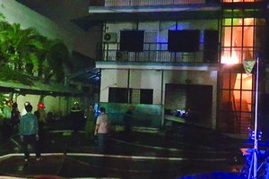 消防力量趕抵火警現場滅火。（圖源：互聯網）