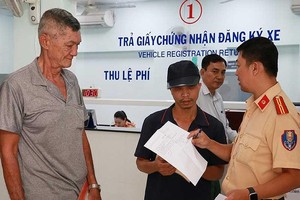 交警指引在陸路機械交通工具登記管理隊的民眾辦理手續。 