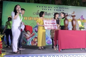 安東貿易勞務中心的商販參加慈善拍賣活動。