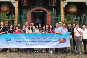 國際學術代表團在穗城 天后廟留影。