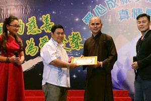 德光溫情之家代表接收善款。