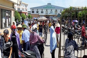 工人們聚集在 KaiYang 公司門口。（圖源：秋霞）