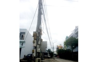 一系列電錶獲安裝在一根電線杆上。