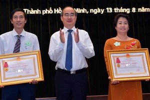 市委書記阮善仁向兩所學校頒授三等勞動勳章。（圖源：越勇）