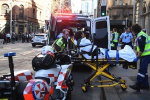 警察送傷者上急救車。（圖源：EFE）