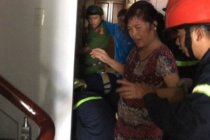 消防和救援隊員趕赴現場處置並及時救出受困者。（圖源：四貴）