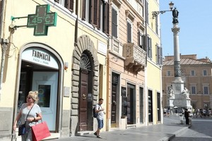 一處藥店的溫度計顯示實時溫度為45攝氏度。（圖源：新華社）