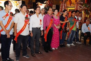 該廟理事長黃偉峰、各理監事以及諸位擔任盂蘭節職守的代表出席並一起上香參拜，祈求風調雨順，國泰民安。