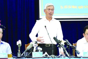 市人委會副主席武文歡主持新聞發佈會。（圖源：越通社）