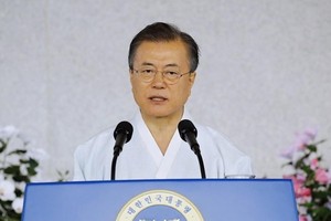 文在寅在光復節紀念儀式上發表講話。（圖源：韓聯社）