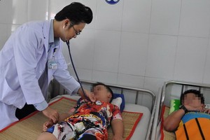 市第一兒童醫院醫生在給入住醫院接受治療的登革熱病童查體。（圖源：維姓）