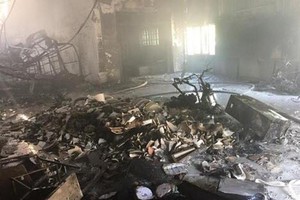 火勢熄滅後的現場一片狼藉。（圖源：人民報）.