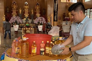 善信參加本市第六郡草堂禪寺的盂蘭盆會。