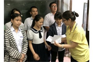 台商李桂芬向貧困學生頒發助學金