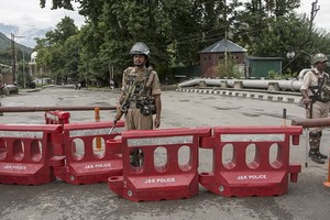 在印控克什米爾首府斯利那加，印度士兵在街頭檢查站執勤。（圖源：新華社）