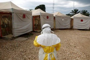 這是2019年3月30日，一名醫護人員在剛果（金）走向一家埃博拉治療中心。 （圖源：路透社）