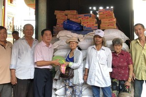 霞漳會館理事向清貧戶派發盂蘭節禮品。