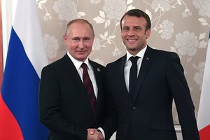 俄總統普京（左）與法總統馬克龍。（圖源：互聯網）