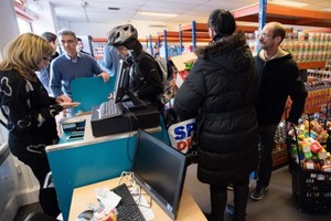 人民在一間超市內購物。（圖源：AFP）