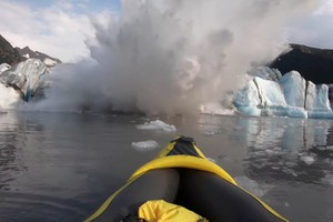 冰山結構倒塌的瞬間，還激起了巨大的波浪。（圖源：路透社）