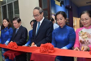 本市領導為“孫伯伯與工人”專題展剪綵。（圖源：越勇）