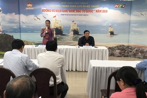 市越南祖國陣線委員會副主席趙麗慶正在 介紹“為故鄉海島-為祖國前線”基金。