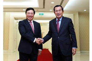 政府副總理、外交部長范平明（左）禮節性拜訪柬埔寨首相洪森。（圖源：越通社）