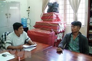 辦案人員向林牌杲(右)錄取口供。