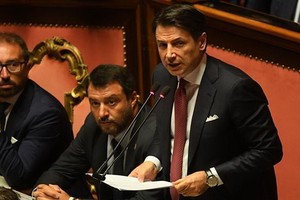 孔特20日下午在參議院發表講話，宣佈將辭去總理一職。（圖源：新華社）