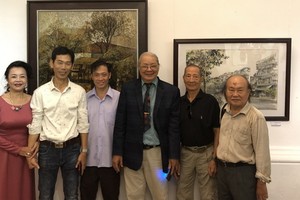 華人畫家與市美術協會主席淵輝(右三)合照。