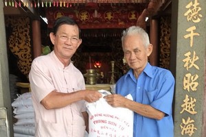 該廟理事向貧戶派發禮物。