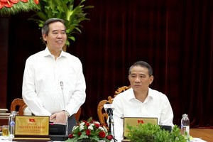 中央經濟部長阮文平（左）在會上發表講話。（圖源：誠忠）