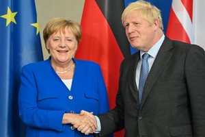 德總理（左）與英首相出席聯合記者會後握手。（圖源：新華社）