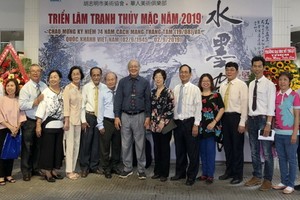 多位華人畫家與各單位領導和代表合影。