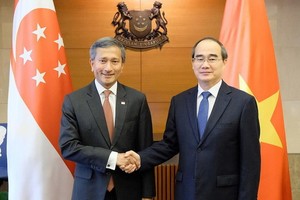 市委書記阮善仁與新加坡外交部長維文合影。（圖源：喬峰）