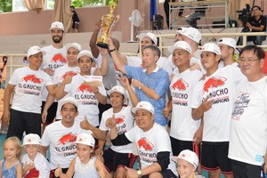 大亞集團領導向冠軍隊頒獎合照。