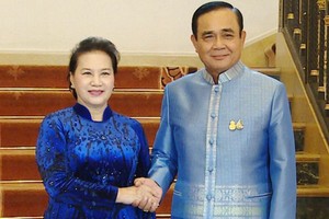 國會主席阮氏金銀（左）會見泰國總理巴育‧詹歐差。（圖源：VOV）