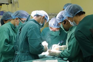 手術團隊為乳癌患者N.T.T進行乳房切除及腋窩淋巴結清掃手術。（圖源：蔡河）