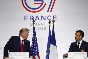 8月26日，在法國南部城市比亞里茨，美國總統特朗普（左）和法國總統馬克龍在七國集團峰會期間出席聯合記者會。（圖源：AP）
